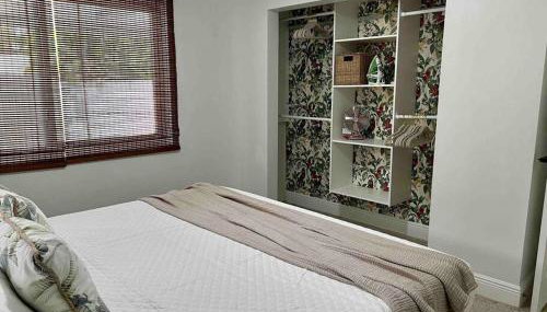 New! Tropical Hideaway near Beach! Tons of Parking - Foto 5, wardrobe