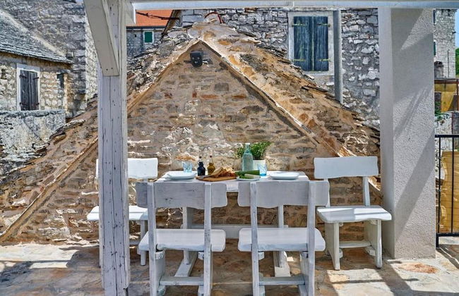 Elegant Stone House With Jacuzzi, Terrace, and Private Yard in Solta - Foto 23