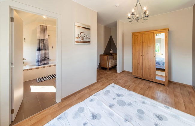 Detached House with Sauna & Hot Tub near Ski Resort & Nature Park - Photo 4