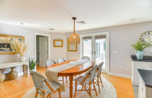 Coastal-Modern Home Less Than 3 Mi to Charlestown Beach! - Foto 7
