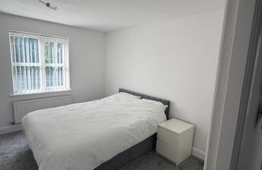 Two Bed flat, very close to airport, Ground Floor with parking - Photo 5