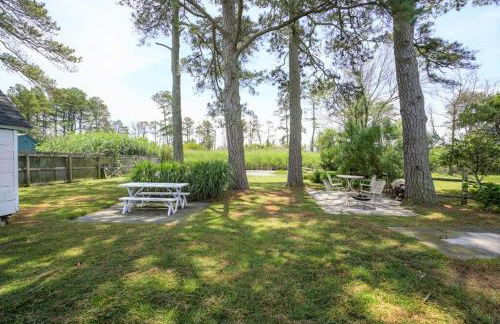 Cozy cottage w creekside fire pit & patio - Foto 31