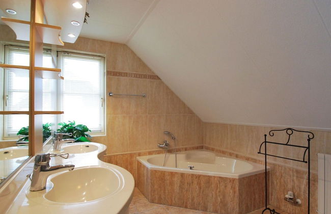 Thatched Villa With Bath in a Holiday Park - Foto 16