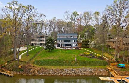 Sleeps 22, Lakefront w/ Private Dock & Pool, 2 Houses Lake Living by Avantstay - Foto 14