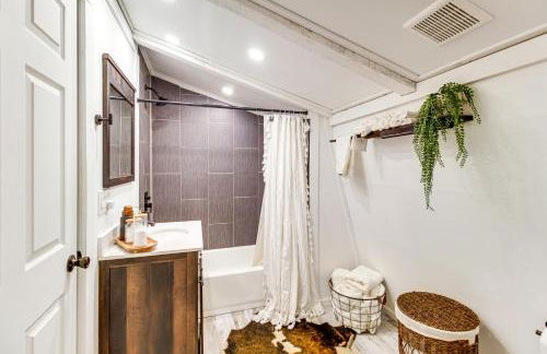 Deck and Grill Cozy Cottage in Talking Rock! - Foto 12