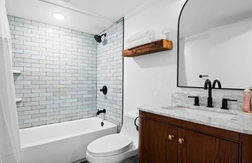 Modern Mountain Escape Sleeps Large Groups - Foto 21