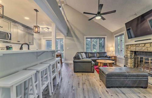 Unwind Fireside and Walk to Slopes! Poconos Getaway - Foto 4