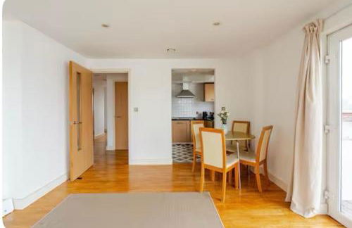 Amazing River view 2 bedroom apartment, sleeps 6, balcony and parking - Foto 78