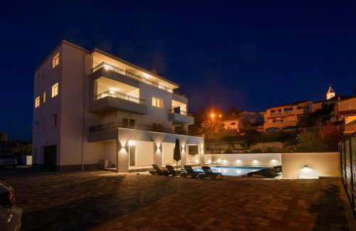 Villa Barbara & Zoran with free parking and heated swimming pool - Photo 41