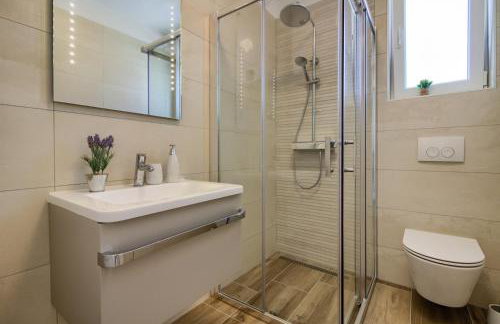 Luxury Villa with extra heated pool with hydromassage, biliard near town center and beach by WiiBuk - Foto 31