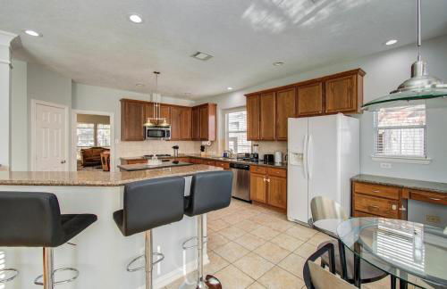 Luxury Pool Home Near Sugar Land Town Center - Photo 34