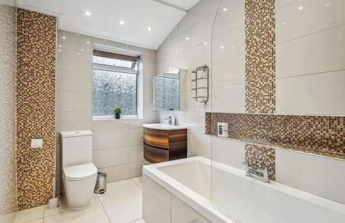 Large 3BDR House By Vista Stays Short Lets & Serviced Accommodation Glasgow With Pool Table & Free WiFi - Foto 15