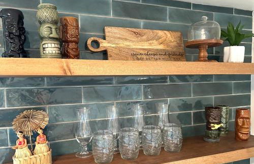 The Sleepy Tiki - game room, tiki lounge, firepit - Foto 39