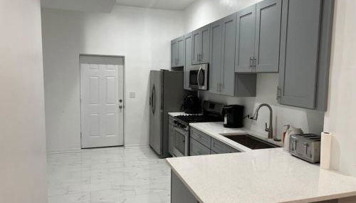 Adorable 2 bedroom with free street parking - Photo 3