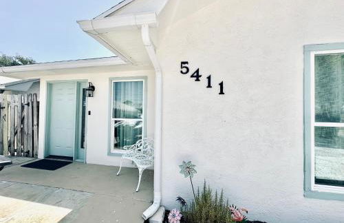 Sea Salt Vacation Home, Private Pool - Walk to Beach - Foto 34