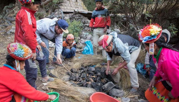 Ayudando en la comunidad tradicional de Huilloc