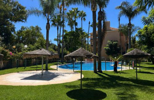 Marbella Dunas de Cabopino 2BR Apartment with Private Garden, Pool & Parking - Magnolia Properties - Foto 24