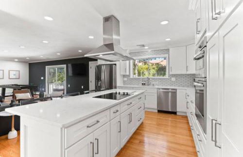 Walk to the Beach - Modern Home with FirePit and Bikes - Foto 8