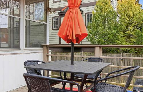 Charming 4BR Bungalow - Steps to Clarendon METRO - Foto 26