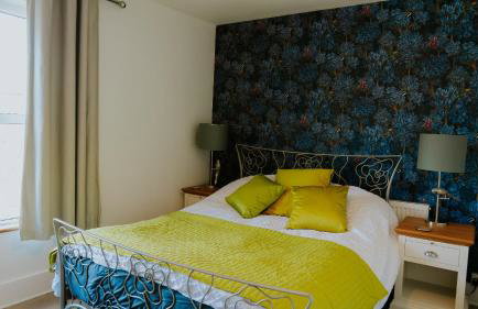 Horsham 3 Bed House With Garden - Photo 3