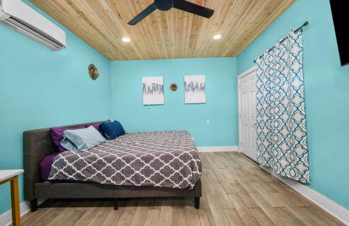 Modern Studio Retreat with King Bed, Full Kitchen & Free Park - Foto 4