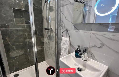 Spacious 4 Bedroom House for 8 Guests Ideal for Families and Contractors, WIFI and Free Parking - Foto 6