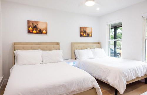 Luxe Retreat, Modern Gem with Private Backyard Oasis - Foto 30