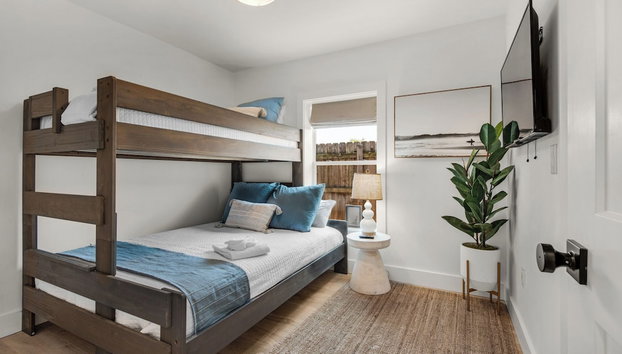 4 Minutes to the Beach! Cute & Coastal With Room for 9 - Foto 4, Habitación