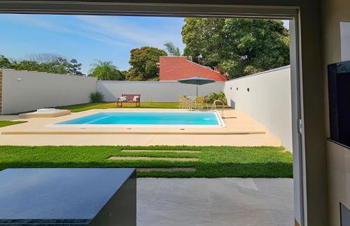 Casa ampla e confortável. Piscina e churrasqueira. - Foto 6
