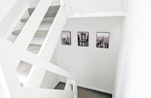 5-Bedroom Budget Contractor House with 10 Beds Free Parking and Free WiFi - Outfield Homes by Your Lettings Short Lets & Serviced Accommodation Peterborough - Photo 13