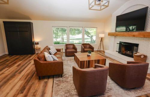 Riverfront Beauty with Pickle Ball Court - Foto 6