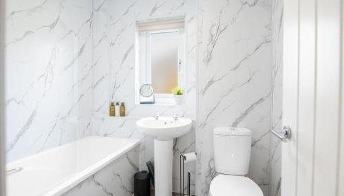 Stylish Stirling home with stunning views - Photo 4, towels