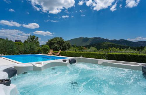 VILLA BEYBE with Jacuzzi, large private pool 50m2, BBQ,free WIFI, 3 bedrooms - Foto 1