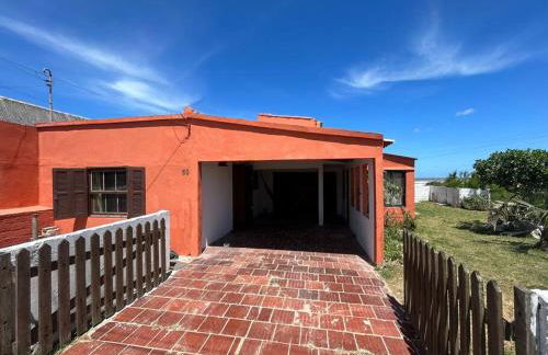 Casa a poucos metros da praia - Foto 1