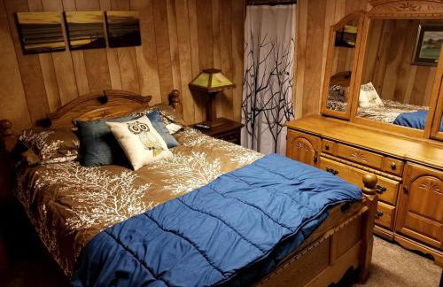 Secluded Lake Cottage Rental with a Dock and a Game Room in Hale, Michigan - Foto 6