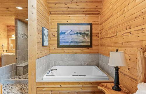 Romantic Cabin w Rain Shower & Spa Tub - Photo 5
