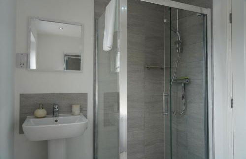 Rare find - new build 3 bedroom house near Cheshire Oaks - Photo 27