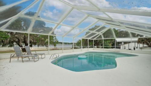 Sunny Lakeside Retreat with Pool and Firepit - Foto 3