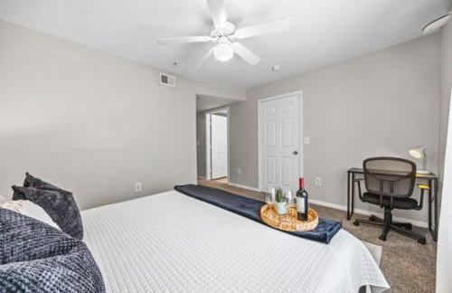 2BR Modern Hideaway near Downtown, Gated, Pool - Foto 22