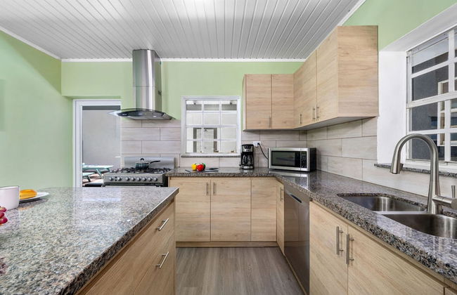 Renovated 4br2ba w Private Pool in Prime Location - Foto 8