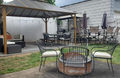 Charming 2BR Getaway with Modern Comforts - Foto 42