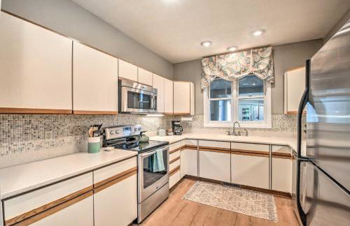 Views, Pools and Marina Lake Keowee Condo! - Foto 7