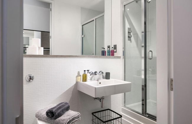 Two-bedroom Apartment at Royal William Yard - Photo 13