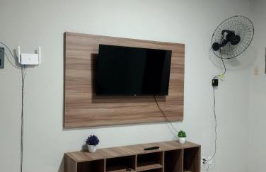 Duplex Até 10 Hóspedes 3 quartos Ar condicionado 2 camas casal 5 camas solteiro Garagem para 3 carros proximo ao Centro e Shopping - Foto 2