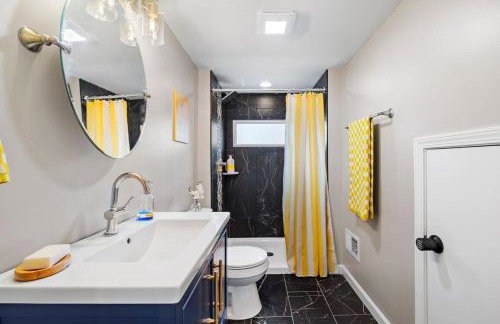 Chic Home with Large Private Yard! Hot Tub, Close To Downtown - Foto 8