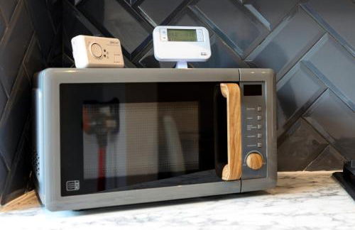 Amazing 3 bedroom, 2 bathroom, ground floor flat with garden, near train Station and bus stop - Foto 4