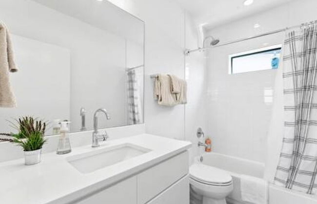 East Downtown 3BR Condo Free Parking Sleeps 7 - Foto 26