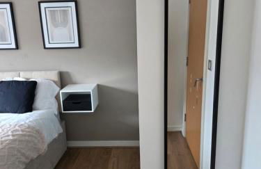 Wolverhampton Apartment with Free Parking 1 minute from the train station - Foto 7