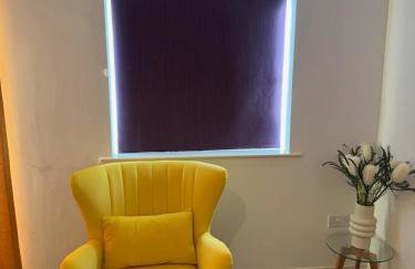 Three-bedroom modern family home by the pond with free parking - Photo 12