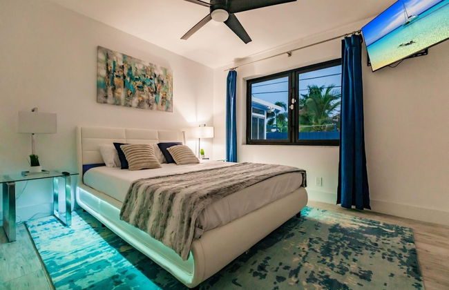 Modern Spacious Home With Pool Jacuzzi - Photo 28